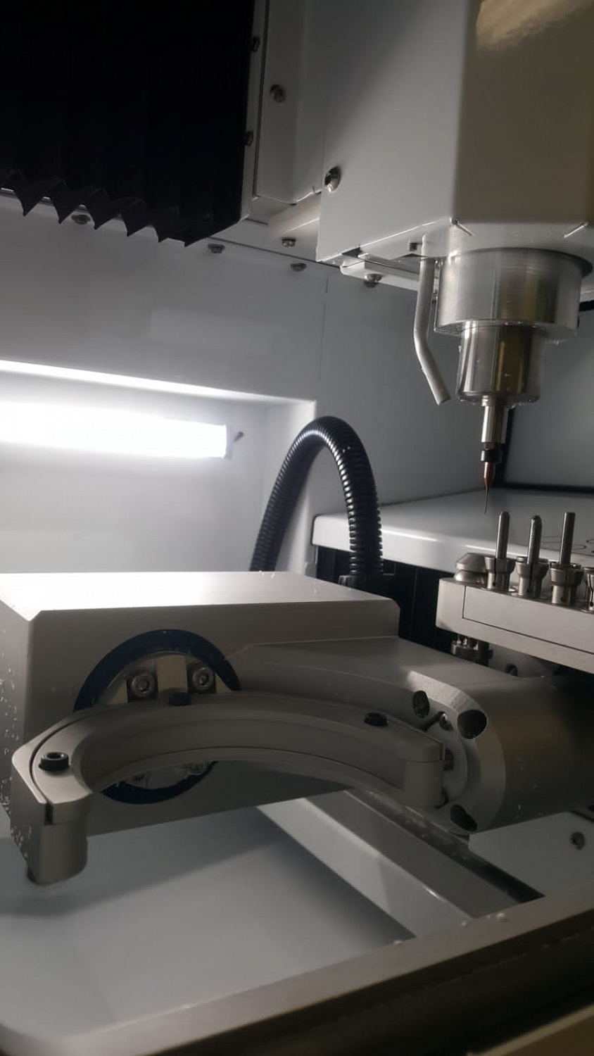 Yenadent D10W Dry + Wet  фрезерный станок (Zi, воск, PMMA, emax, Ti premilled)